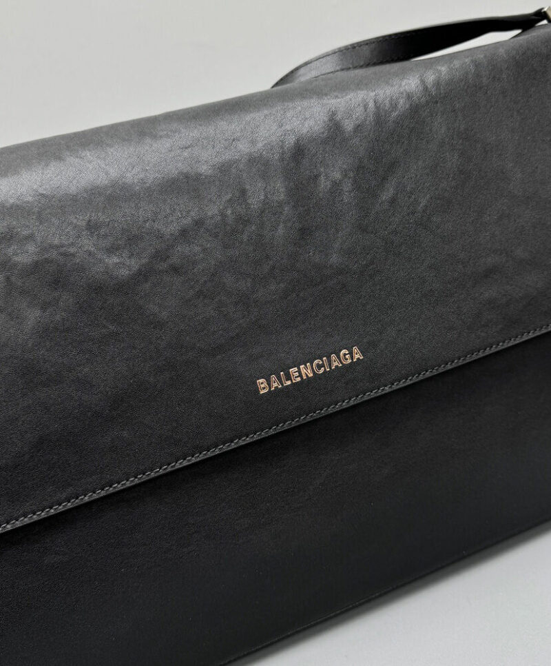 Balenciaga Grungy Medium Messenger Bag Black